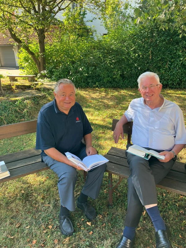 Pfarrer P. Hermann Sandberger mit Erzbischof Franz Lackner