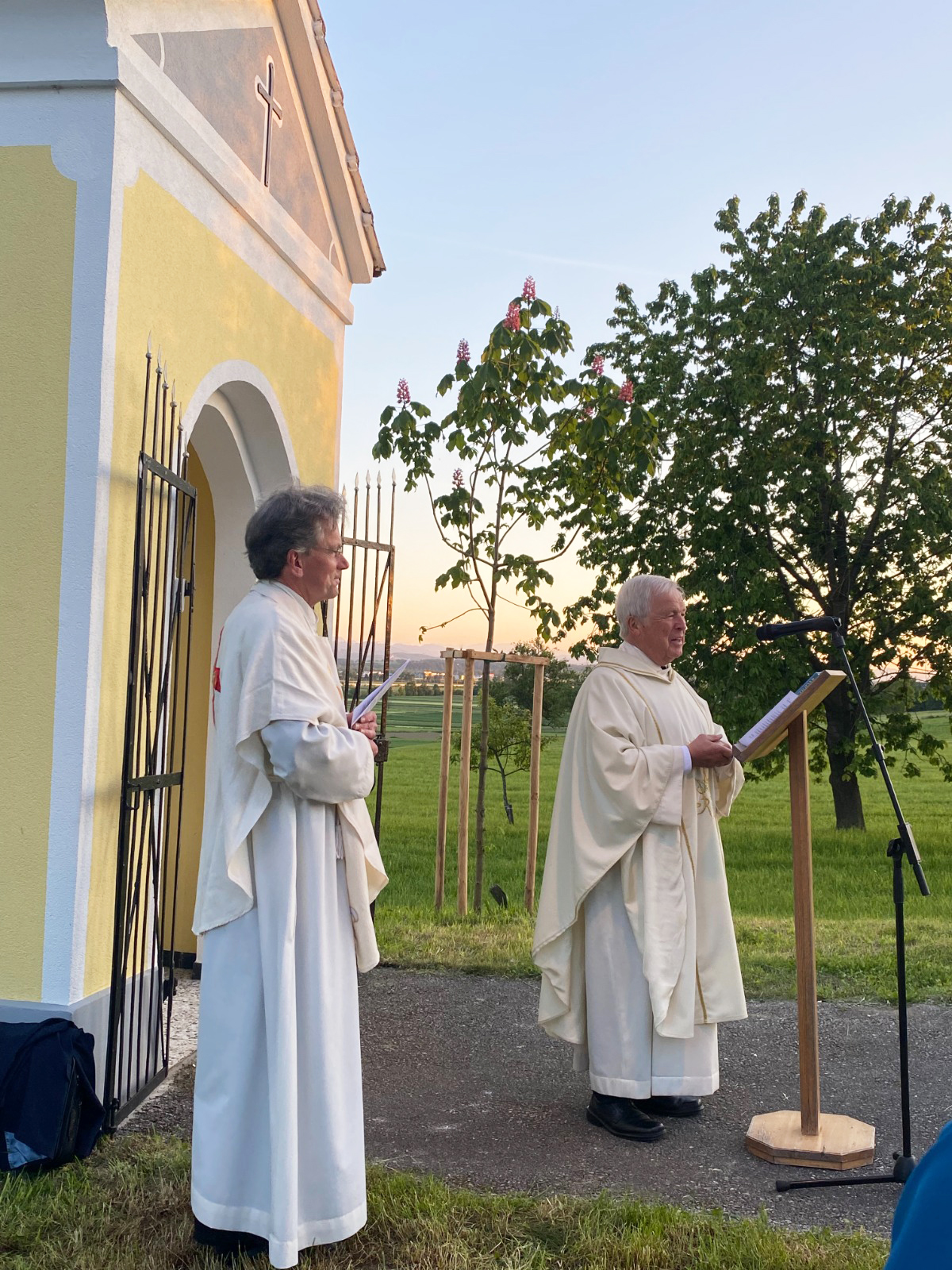 Pfarrer P. Lorenz Pfaffenhuber und Msgr. Hans Zarl laden am 13. Juli zur Fatima-Feier beim Gumpenberg in St. Georgen/Ybbsfelde.