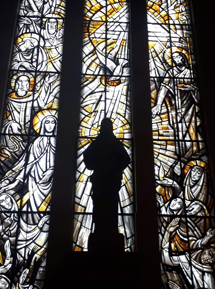 Foto: eindrucksvolles Glasfenster in unserer Kirche. 