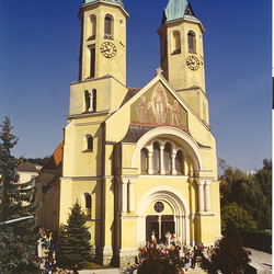 AmstettenKirchenplatzvon aussenKirchenuhrenB?ume